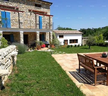 Kuća Labin okolica, Kamena kuća s bazenom i velikom okućnicom