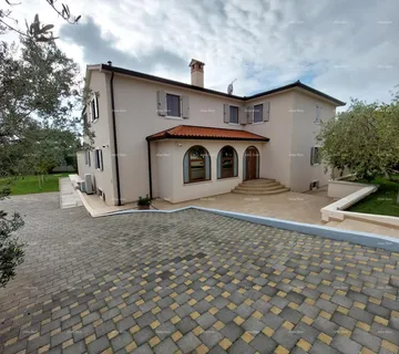 Kuća Moderna kuća sa dva stana, unutarnjim bazenom i velikim dvorištem