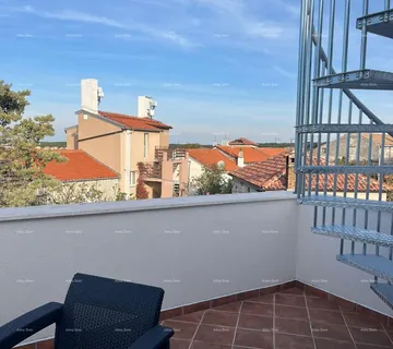 Kuća Prodaja - renovirana kuća na odličnoj lokaciji s dva apartmana i predivnim pogledom , Medulin!