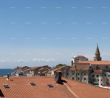 Stan Prodaja stanova u stambeno-poslovnoj zgradi sa pogledom na more, centar Umaga! / S9a