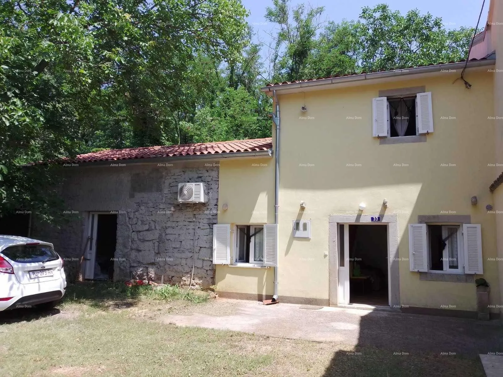Kuća Prodaja kuće sa dvorištem i velikim zemljištem, Barban - cover