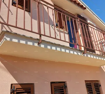 Kuća Prodaja kuće s dvorištem i parkirnim mjestima, Pula!