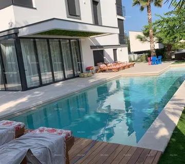 Kuća Prodaja - Prekrasna, moderna vila s bazenom - smart home, Fažana! Pogled na more!