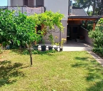 Kuća KUĆA SA TRI APARTMANA, MEDULIN