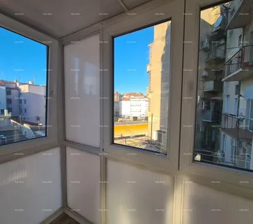 Stan Pula – renoviran dvosobni stan u centru, 72,83 m². Stan se nalazi na glavnoj tržnici.