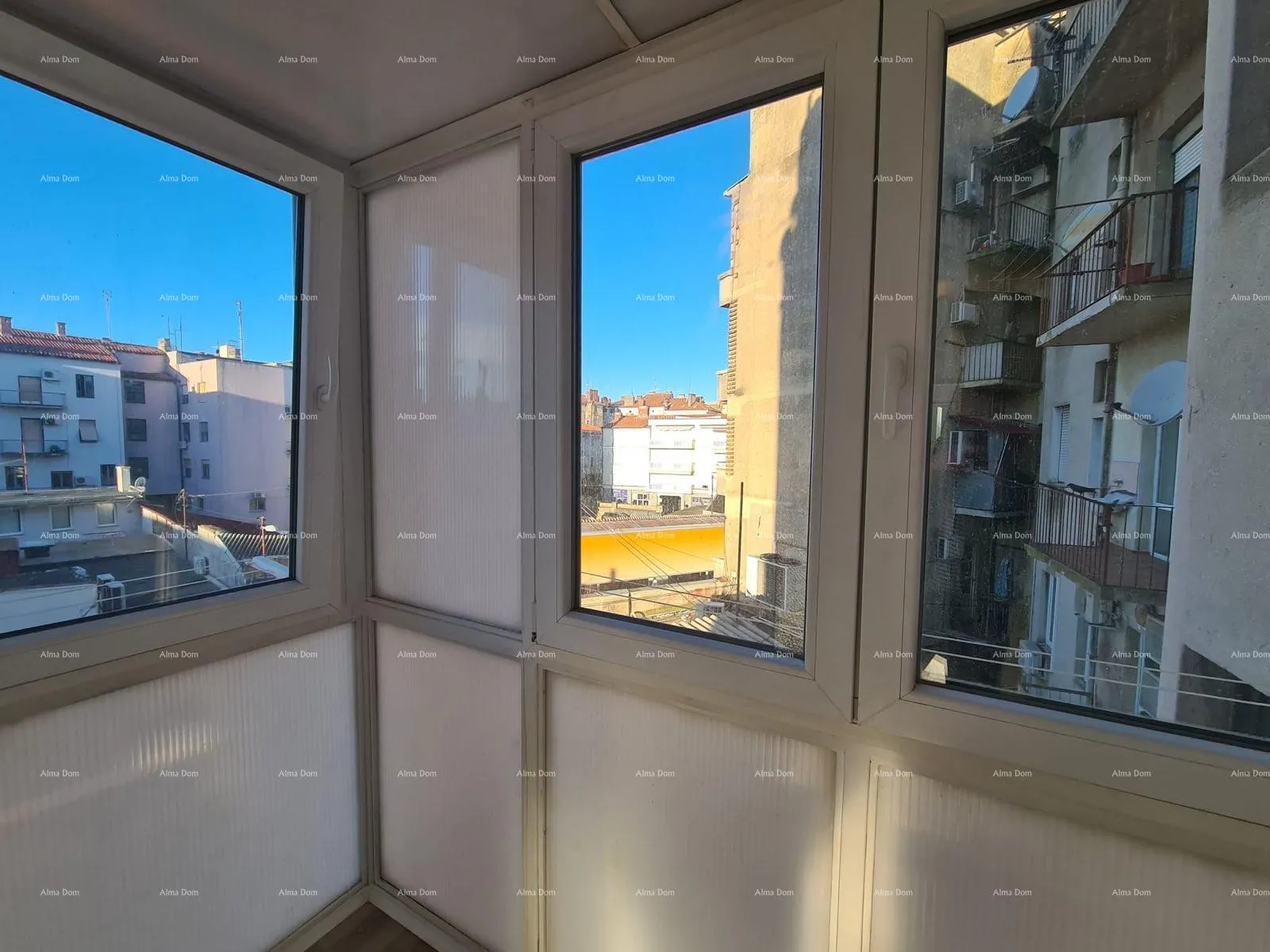 Stan Pula – renoviran dvosobni stan u centru, 72,83 m². Stan se nalazi na glavnoj  tržnici. - cover