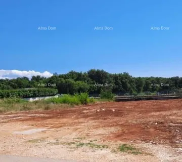 Građevinsko zemljište Prodaje se građevinsko zemljište poslovno-stambene namjene na atraktivnoj lokaciji, 990 m2