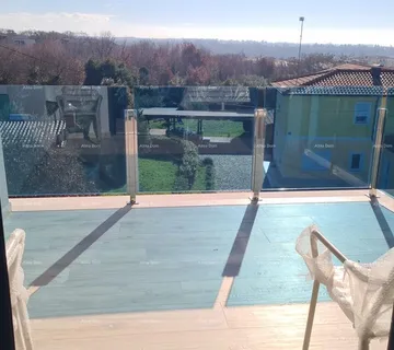 Stan Moderan apartman s parkirnim mjestom i ostavom u bloku F, u blizini Umaga!