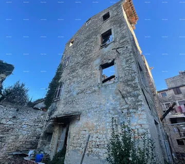 Kuća Prodaje se kamena kuća za renovaciju u srcu Vodnjana
