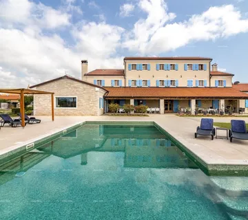 Poslovni prostor Hotel i Restoran. Blizina grada Pule. Veliki građevinski teren uz hotel, mogućnost gradnje vile. - cover