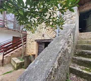 Kuća Izvrsna prilika! Prodaje se stara kamena kuća u Peroju!