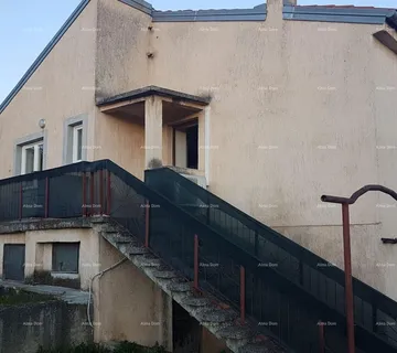 Kuća Pula! Kuća s dva stana i velikim vrtom. Blizina Mup-a.