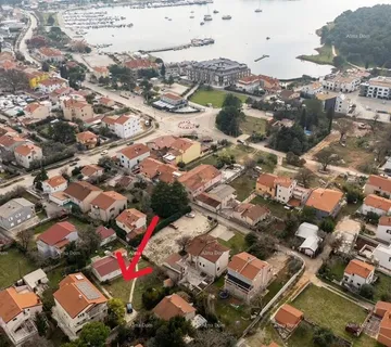 Građevinsko zemljište Građevinska parcela s projektom i građevinskom dozvolom