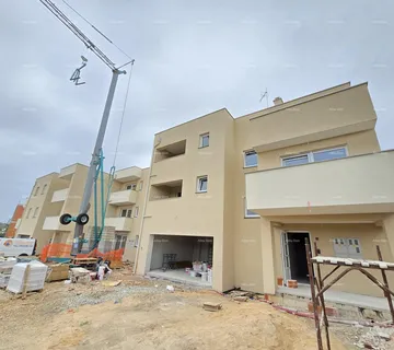 Stan Novogradnja! Pula. Valdebek. stan sa velikom terasom od cca 50 m2.