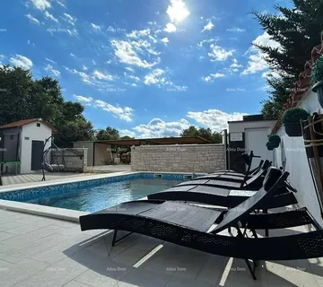 Kuća Prodajemo kuću sa više apartmana i bazenom. Pula Veli vrh. - cover