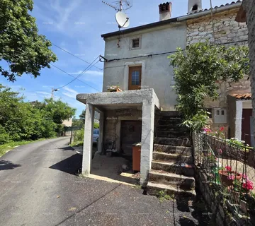 Kuća Prodaja kuće za renovaciju s građevinskim zemljištem, blizina Poreča, Žbandaj!