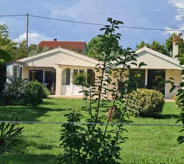 Kuća Blizina Ližnjana u malom istarskom mjestu, samostojeća kuća površine 103 m²