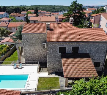 Kuća Prekrasna kuća s bazenom u Puli,  idealna za obitelj ili investiciju - cover