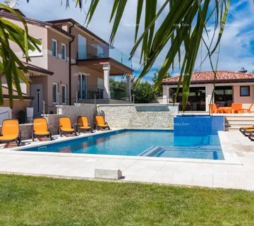 Kuća Predivna villa na velikoj okućnici! Pula. - cover