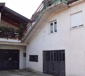 Kuća Prodaje se kuća sa tri stana, Umag