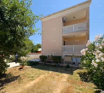 Kuća Prodajemo apartmansku kuću na mirnoj lokaciji u Medulinu!