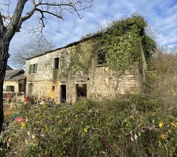 Kuća Prodaja - kamena istraska kuća za renovaciju s velikim zemljištem, Oprtalj!