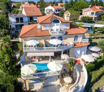 Kuća Kuća s apartmanima i bazenom u Premanturi – pogled na more! - Medulin