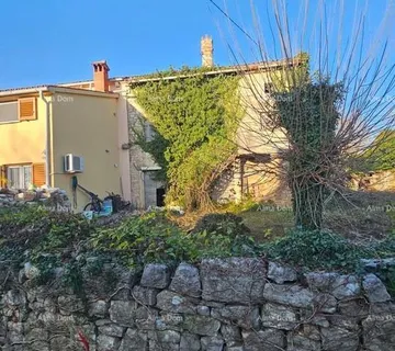 Kuća Na prodaju ruševna kuća – Svetvinčenat, blizina Čabrunića.