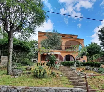 Kuća Prodaja velike, lijepe kuće sa 5 apartmana i prekrasnim pogledom na more i Krk, Novi Vinodolski!
