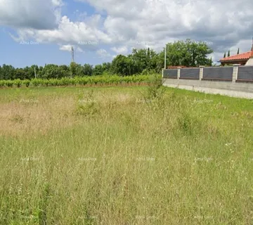 Građevinsko zemljište Prodaja građevinskog zemljišta na lijepoj lokaciji, u manjem mjestu, blizu Vodnjana.