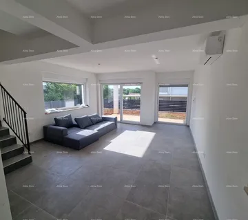 Kuća Moderna duplex kuća s krovnom terasom i panoramskim pogledom na more