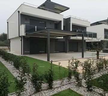 Kuća Moderna vila za odmor u zatvorenom kompleksu sa vilama na samoj obali mora.