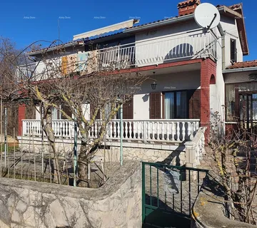 Kuća Kuća s 3 stana i velikim zemljištem, Labin!