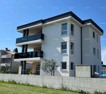 Stan Moderan trosoban stan s velikom terasom i 2 parkirna mjesta - Fažana