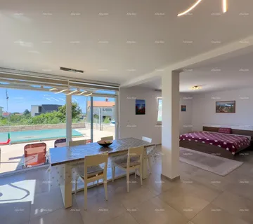 Stan Medulin Vrčevan Prodaja lijepog i uređenog stana na velikoj okućnici, sa vlastitim bazenom.