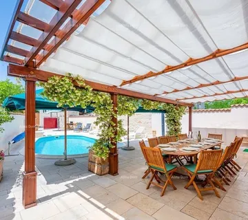 Kuća Prodaje se renovirana istarska kuća s bazenom – Kanfanar, 208 m², dva objekta