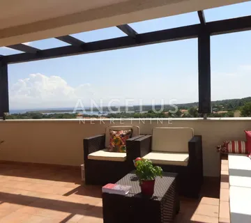 Istra, Ližnjan - stan dvorištem i terasom, pogled na more, 70m2