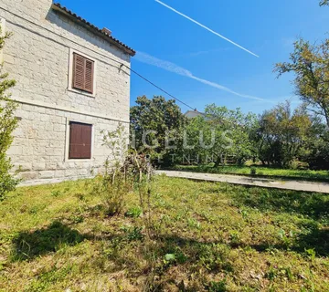 Kaštel Lukšić - kamena kuća, okućnica i građ. zemljište - Kaštel Lukšić, Kaštela