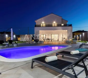 Novi Vinodolski - luksuzna kuća s bazenom 302m2