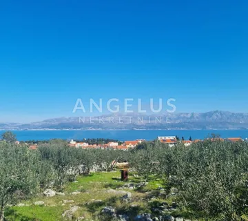 Brač, Supetar - građ. zemljište s pogledom na more - 927 m2
