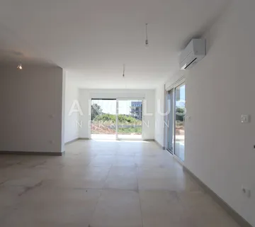 Istra, Volme - stan 90m2 s dvorištem i bazenom - Banjole, Medulin