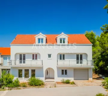 SNIŽENA CIJENA, Lumbarda, otok Korčula – dvojna kuća 360 m² u roh-bau fazi s pogledom na more – PRODAJA