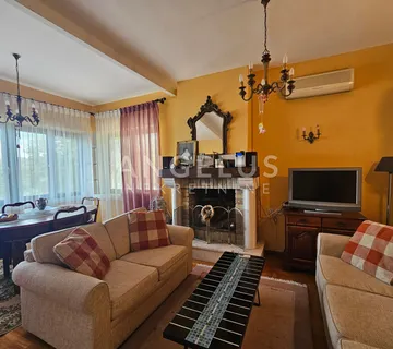 Brač, Sutivan - kamena kuća, 1.red uz more