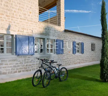 Istra - Luksuzna vila sa bazenom i sportskim terenima, 353 m2 - Poreč