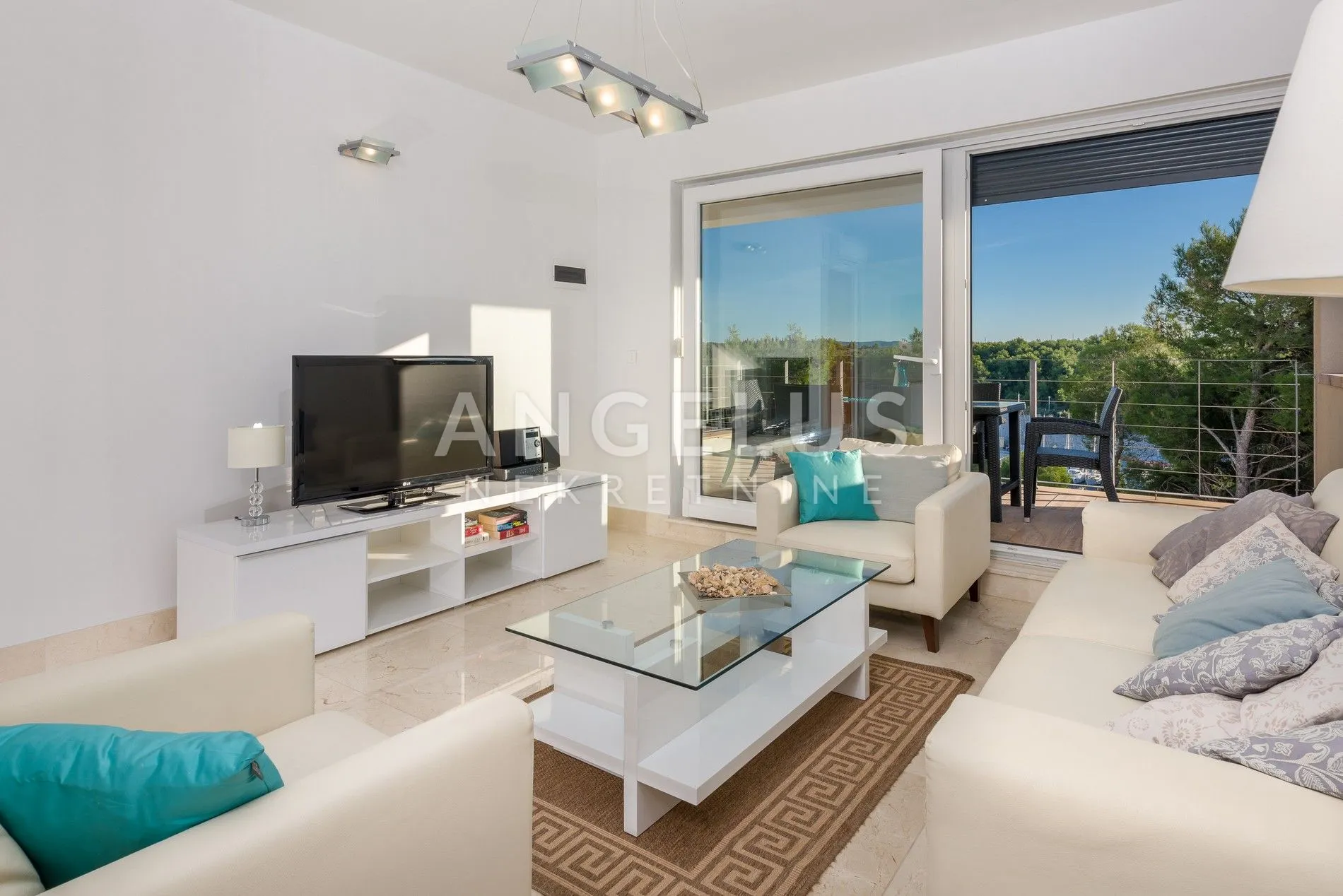 Brač, Milna - troetažni apartman, bazen i parking, PRODAJA - cover