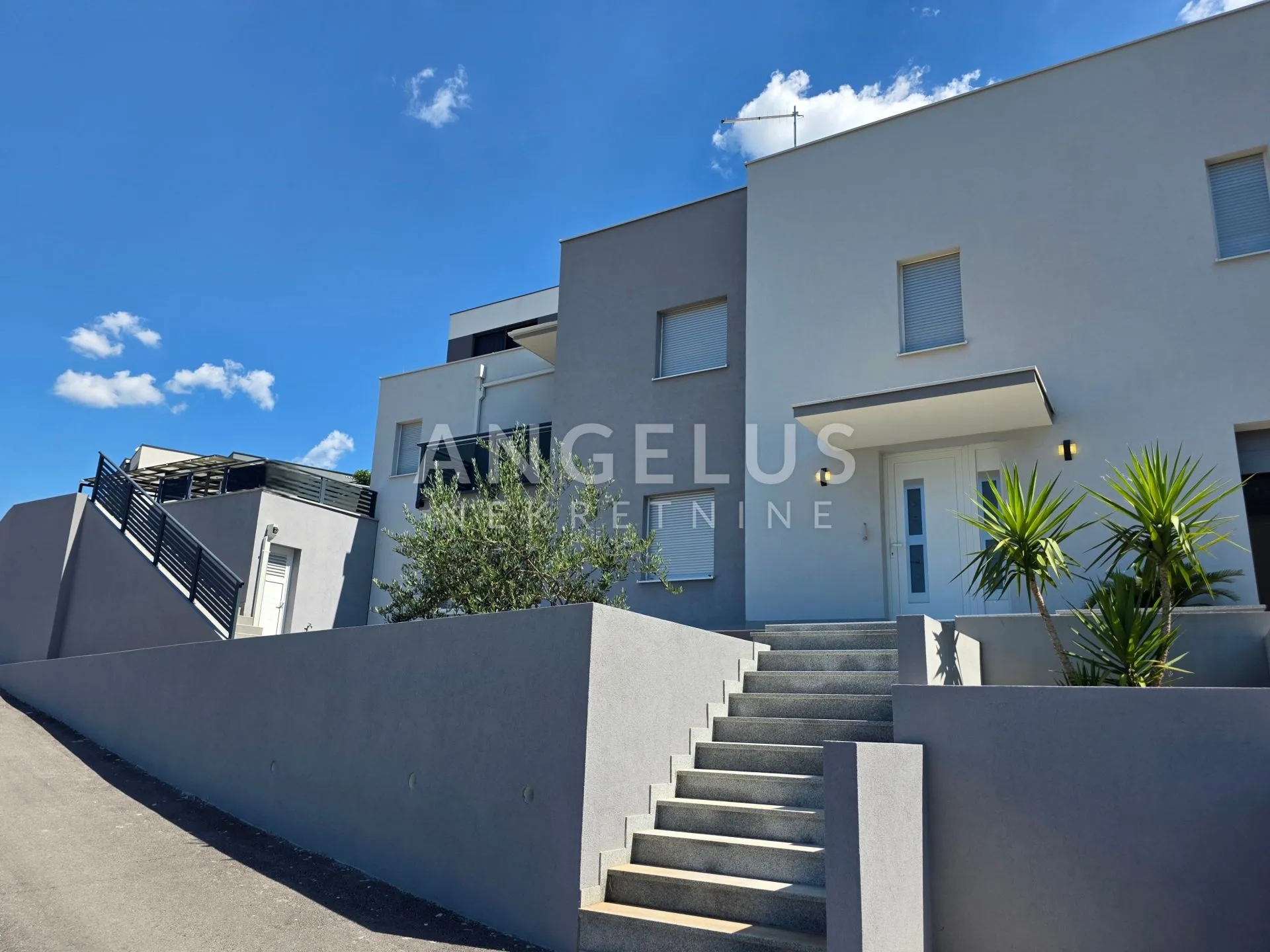 Split, Podstrana - novoizgrađena vila s prekrasnim pogledom na more, PRODAJA - cover