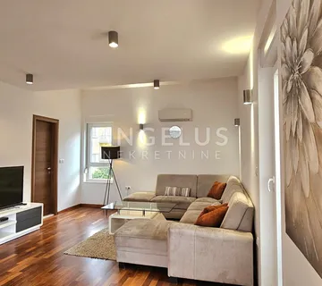 Podstrana Strožanac - trosoban dvoetažni stan, 2 parking mjesta - cover