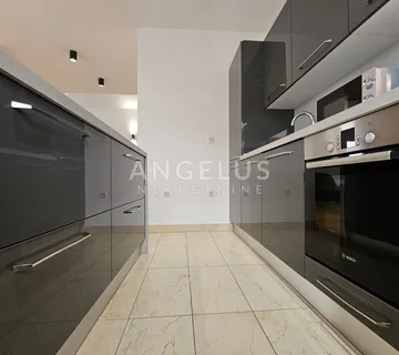 Podstrana Strožanac - trosoban dvoetažni stan, 2 parking mjesta - cover