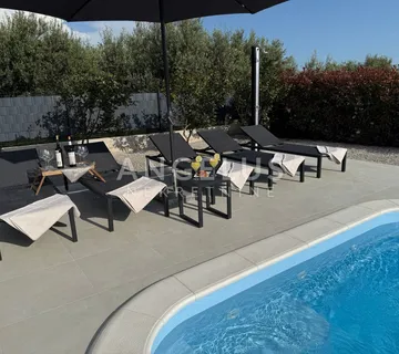 Kaštel Stari - luksuzna vila sa bazenom, novogradnja, PRODAJA - cover