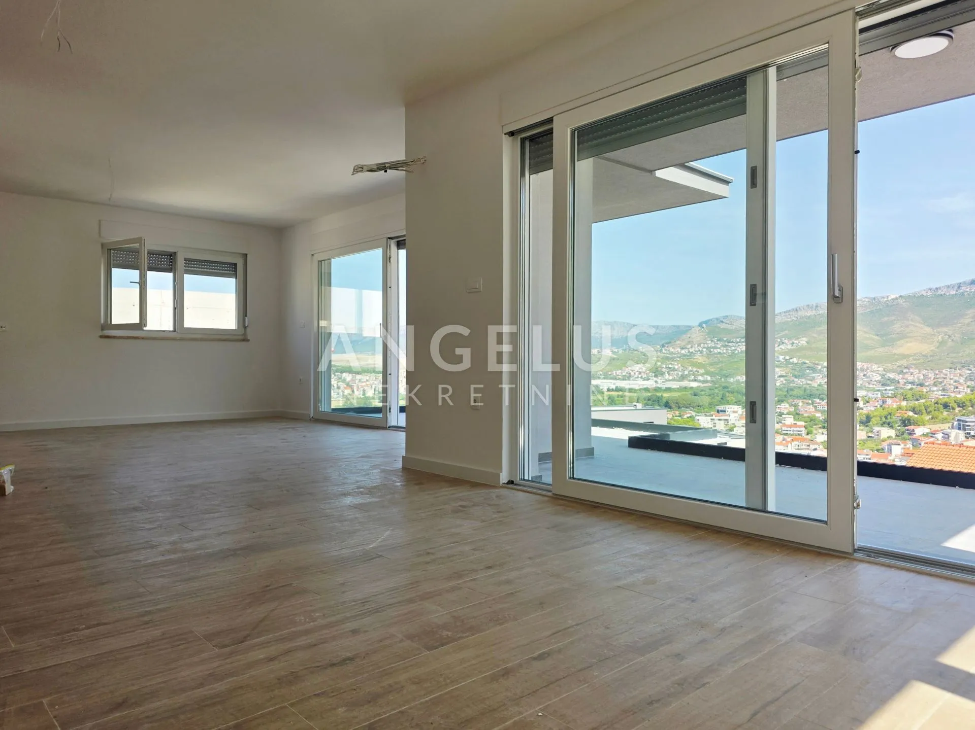 Strožanac, Podstrana - PENTHOUSE trosoban stan, 2 parking mjesta PRODAJA - cover